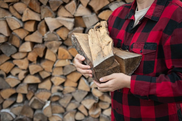 Jak prawidłowo ułożyć drewno do kominka, aby ogień płonął równomiernie?