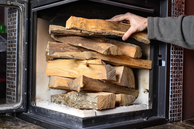 Jakie drewno do palenia w piecu wybiera się najczęściej?