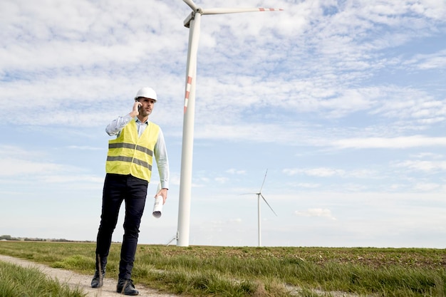 Jak powstaje prąd w elektrowni wiatrowej i dlaczego wiatr może zasilić całe miasto?