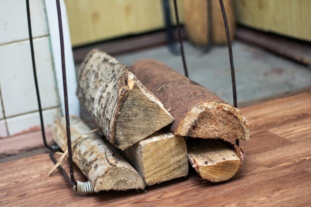 Jak suszyć drewno kominkowe w domowych warunkach?