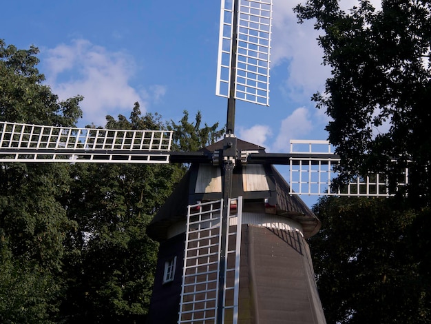 Przydomowa elektrownia wiatrowa czy panele fotowoltaiczne – co wybrać dla swojego domu?