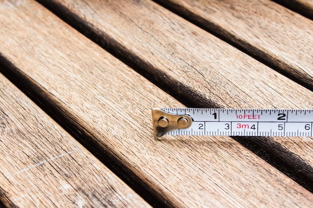 Ile waży metr sześcienny suchego drewna sosnowego?