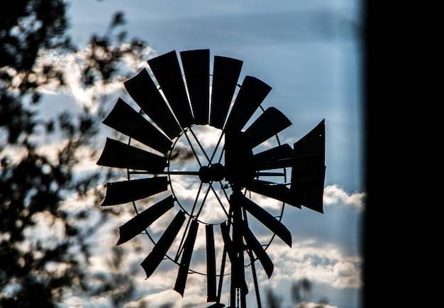 Ile kosztuje budowa wiatraka do produkcji prądu?