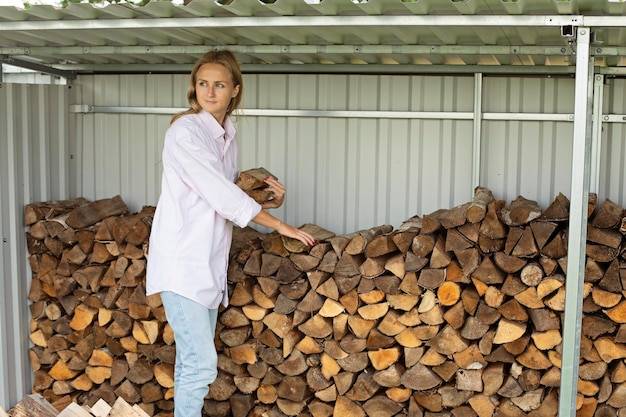 Jak długo trzeba suszyć drewno przed użyciem?